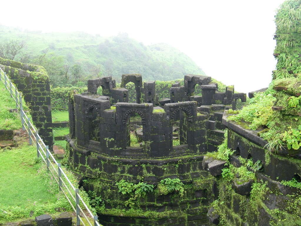 rajgad fort – a multi-layered fortress offering 360° visibility and natural surveillance.