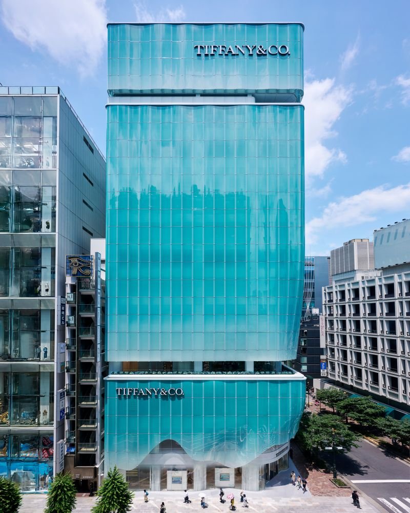 tiffany ginza flagship façade designed by jun aoki with tiffany blue and white gradient glass panels in tokyo, japan