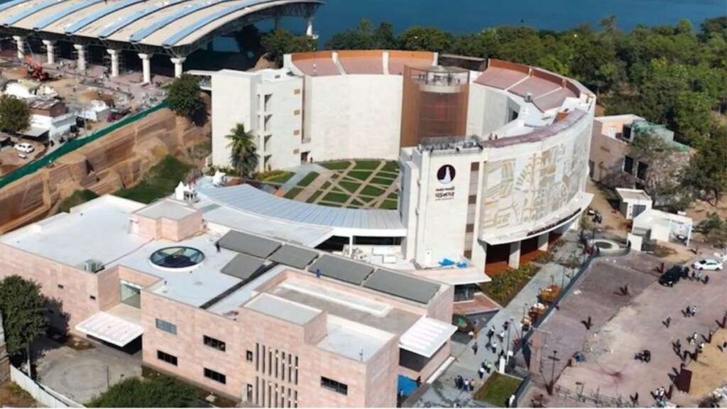 vadnagar museum’s exterior reflects a blend of contemporary materials with respect for the region's ancient legacy.