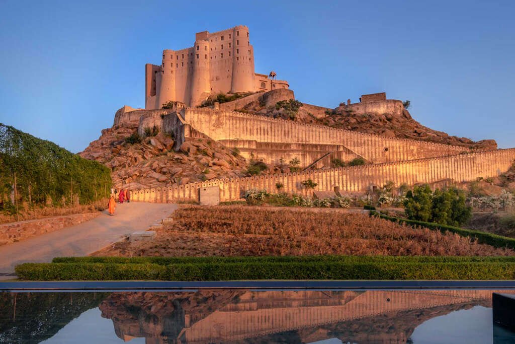 alila fort bishangarh in rajasthan, a luxurious boutique hotel combining rajputana architecture with contemporary design.